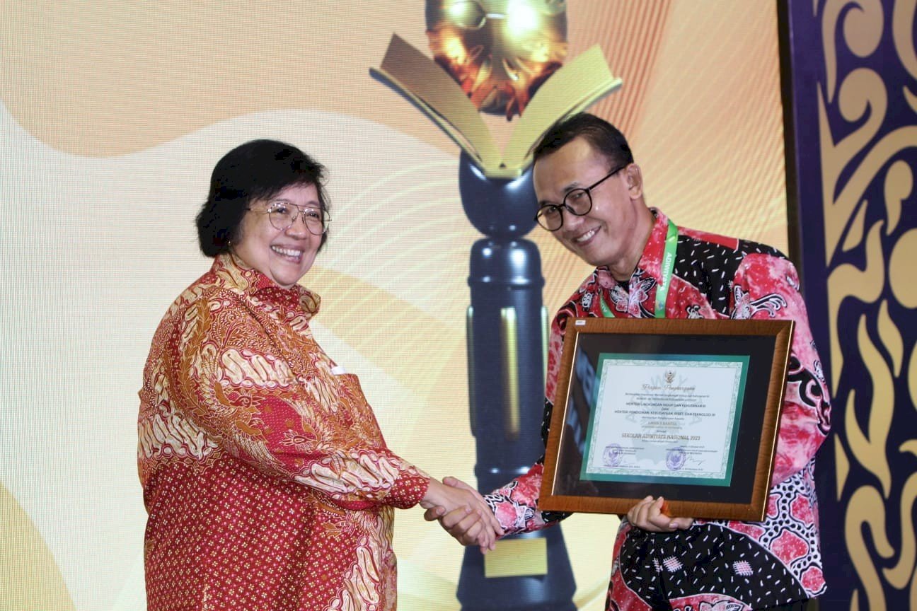 KLHK memberikan penghargaan Sekolah Adiwiyata Tahun 2023 untuk SMA Negeri 3 Bantul