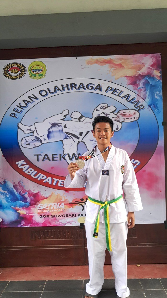 Juara 2 taekwondo fahri luthfi